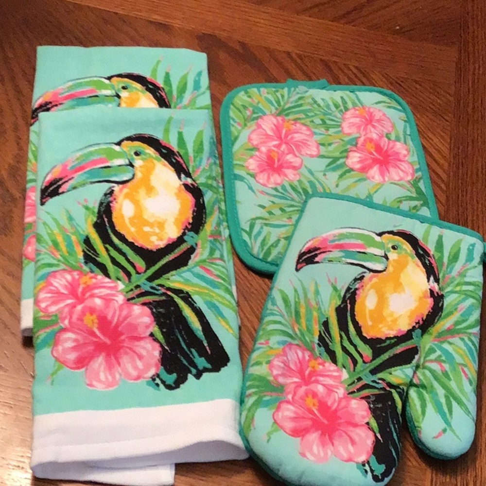 NWOT Kitchen towel set & potholders